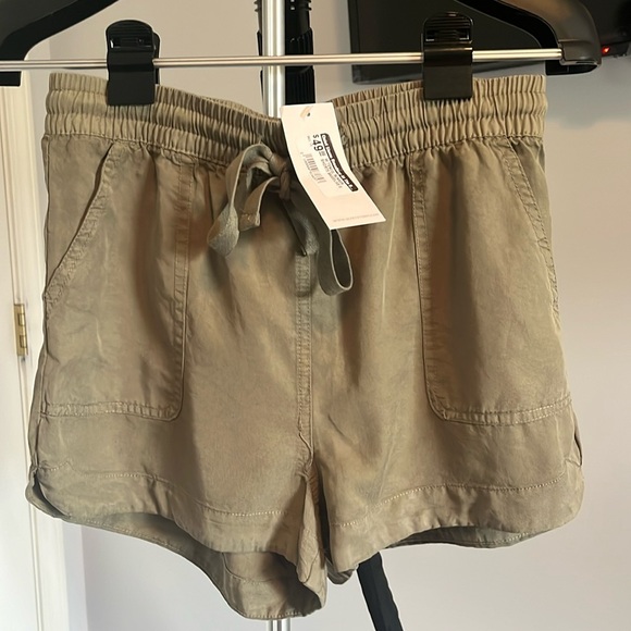 BE COOL TENCEL RUNNER SHORTS IN GREEN - Picture 1 of 3